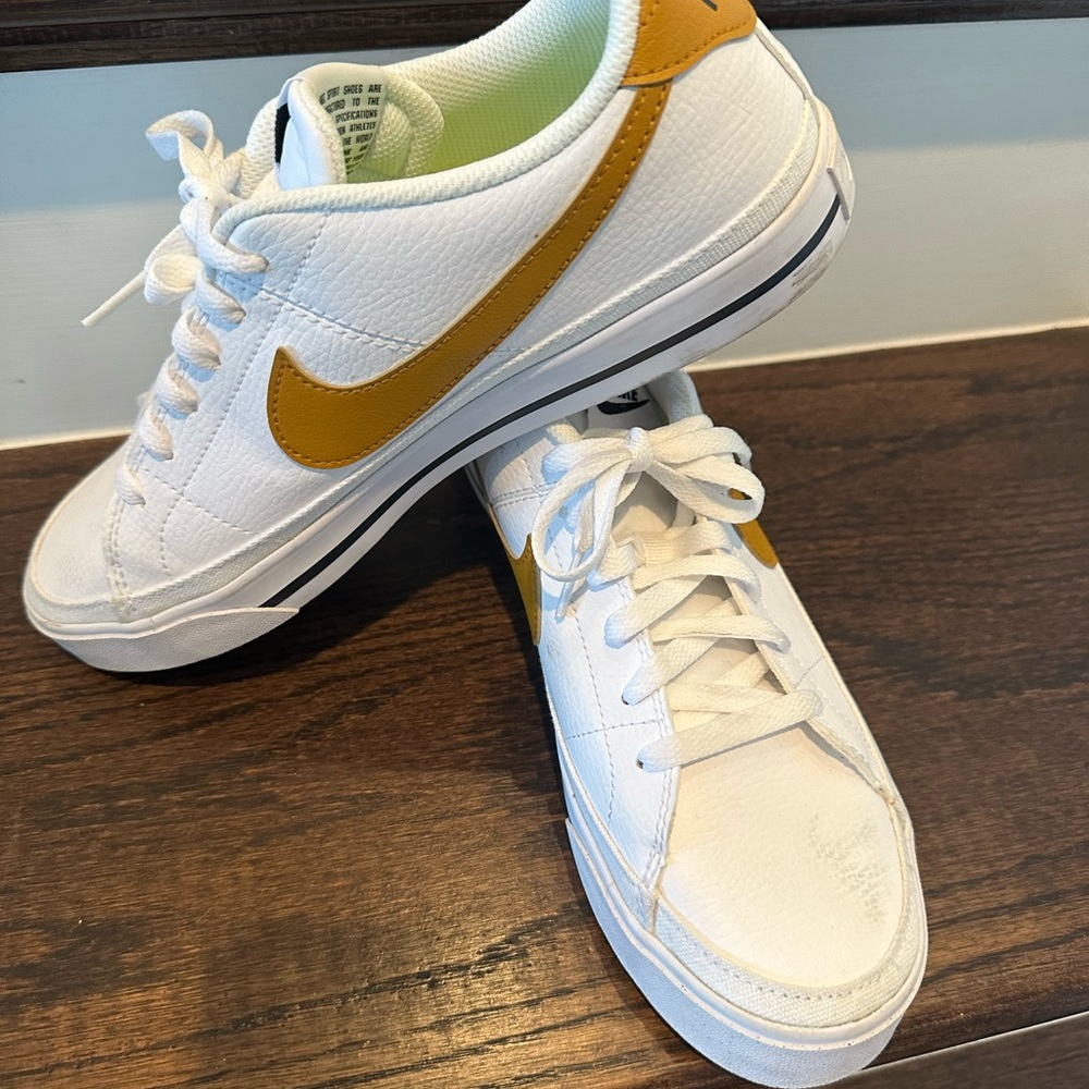Popular Tennis Shoe